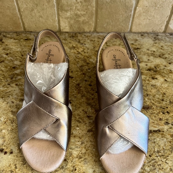 CLARK'S Ultimate Comfort Metallic Wedge Sandal sz 9 NEVER WORN Pewter Leather - Picture 2 of 14